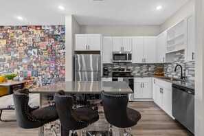 Geladeira, micro-ondas, fogão, cooktop