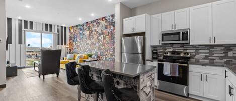 Réfrigérateur, four à micro-ondes, un four, surface de cuisson