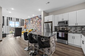 Réfrigérateur, four à micro-ondes, un four, surface de cuisson