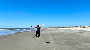 Perto da praia, espreguiçadeiras, toalhas de praia