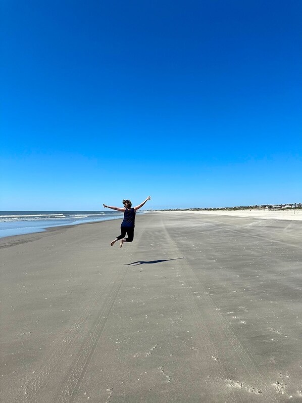 Vlak bij het strand, ligstoelen, strandlakens