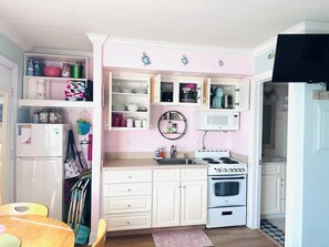 冷蔵庫、電子レンジ、オーブン、コンロ