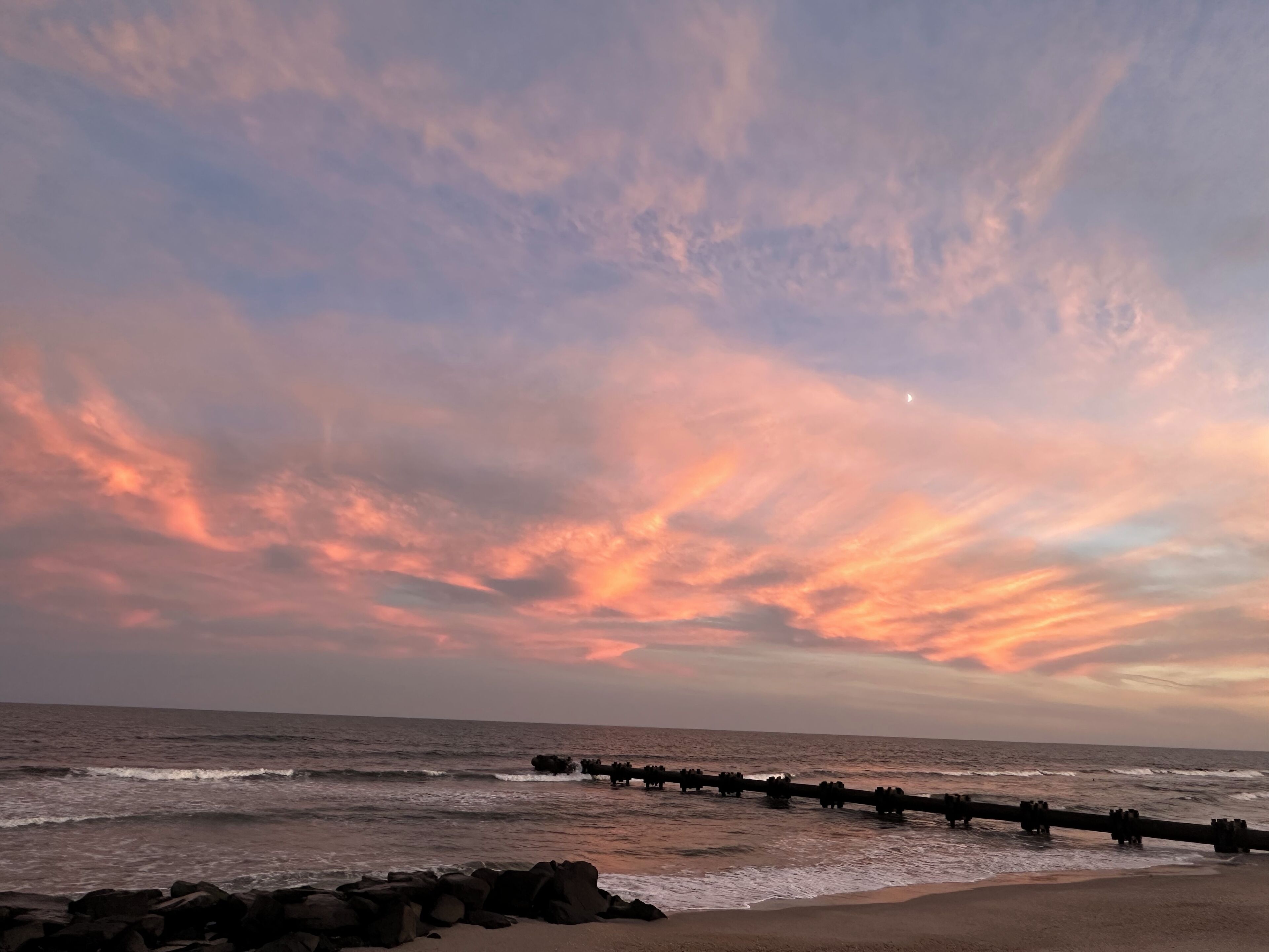 Beach nearby, sun loungers, beach towels