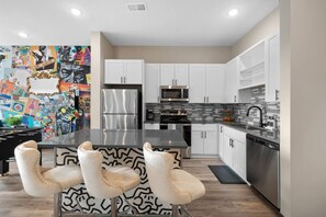 Fridge, microwave, oven, stovetop - City Vibes: Arcade, Sleeps 4 & Near Broadway! (Nashville)