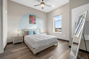 Iron/ironing board, WiFi, bed sheets - City Vibes: Arcade, Sleeps 4 & Near Broadway! (Nashville)