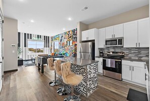 Fridge, microwave, oven, stovetop - City Vibes: Arcade, Sleeps 4 & Near Broadway! (Nashville)