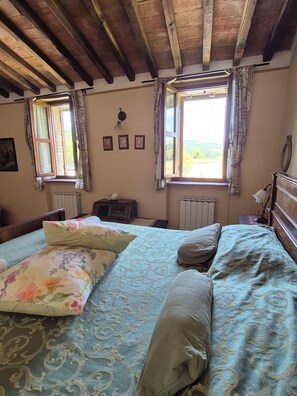 2 室のベッドルーム、WiFi (無料)、ベッドシーツ