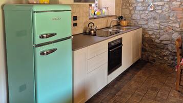 Frigorifero, microonde, forno, piano cottura