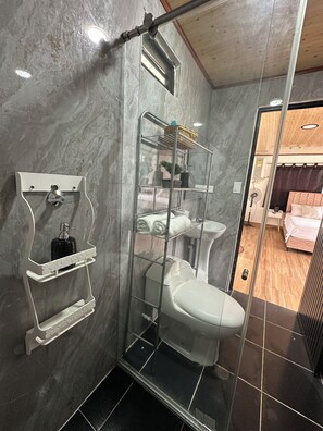 Serviettes fournies, savon, papier de toilette