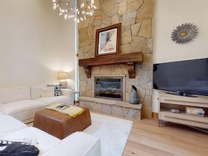 Smart TV y chimenea 