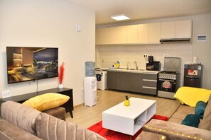 TV - Pleasant 3-bedroom apartment with pool in Nairobi overlooking the park-Makumbi (Nairobi)