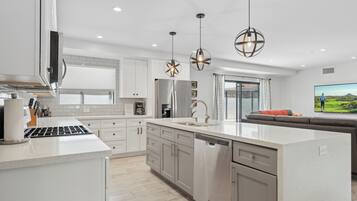 Geladeira, micro-ondas, fogão, cooktop