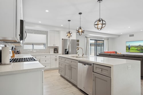 Scottsdale Sunstone Villa, Modern 6BR w/ Private Pool & Spa, Walk to Old Town