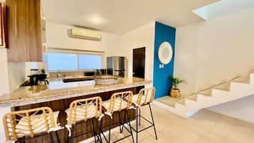 Geladeira, micro-ondas, fogão, cooktop