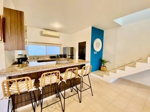 Geladeira, micro-ondas, fogão, cooktop