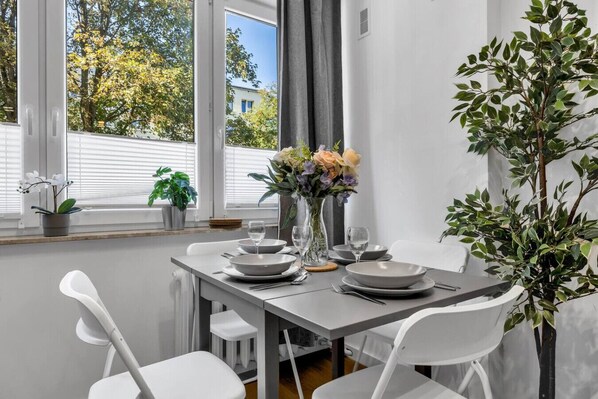 Dining - Downtown Apt - Trams & Bus Nearby - by Rentujemy (Warszawa)