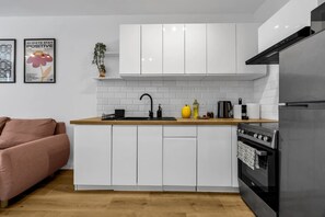 Fridge, microwave, oven, stovetop - Downtown Apt - Trams & Bus Nearby - by Rentujemy (Warszawa)