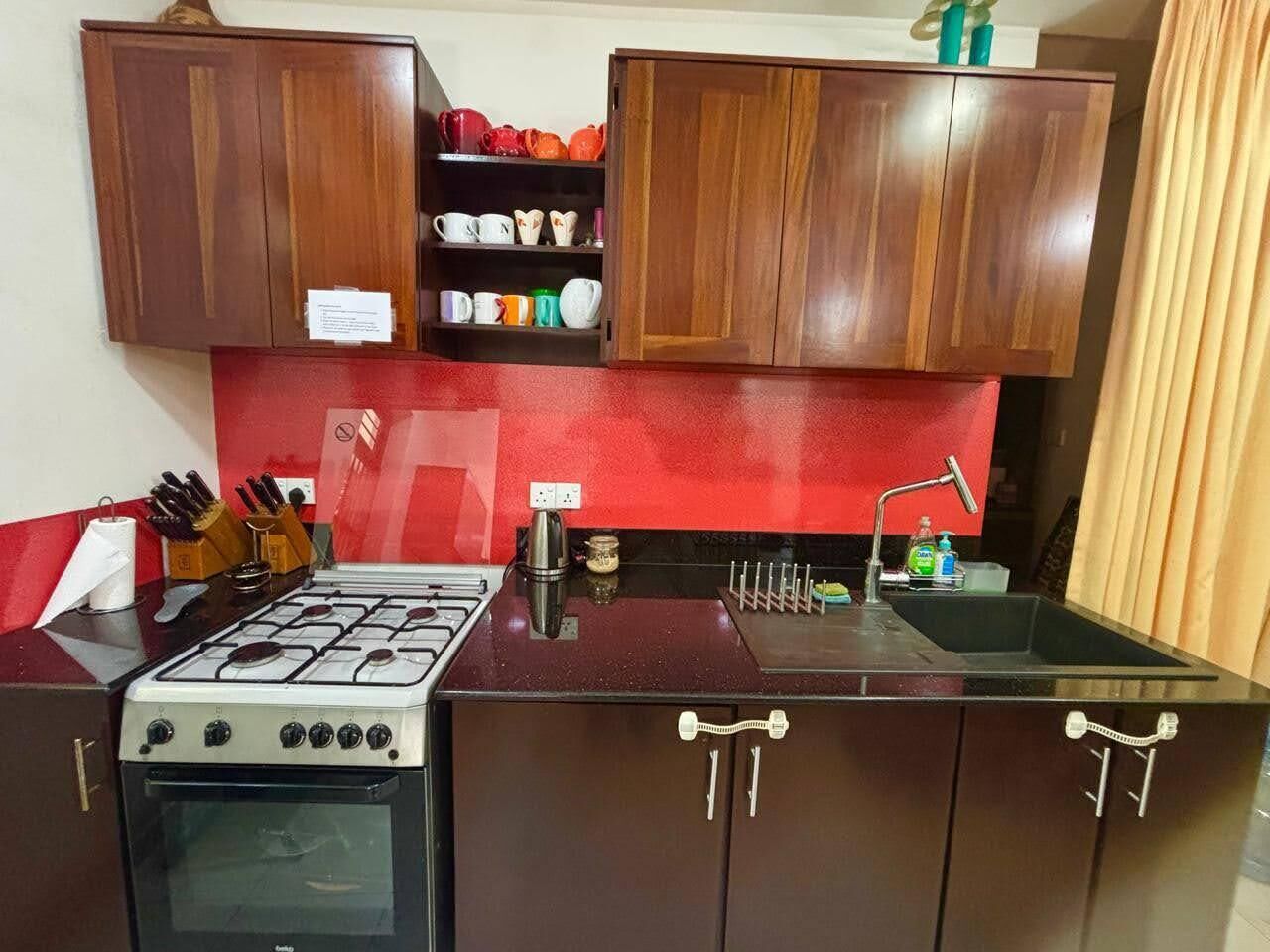 Een microgolfoven, een oven, een kookplaat