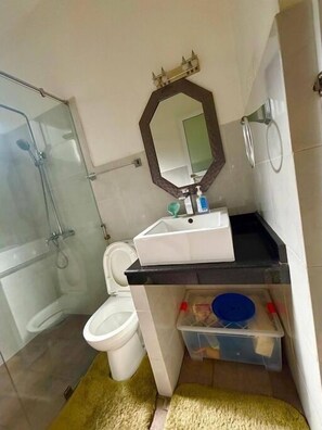 Shower, bidet, towels, soap - 1-bedroom cozy apartment in the heart of Colombo (Colombo)