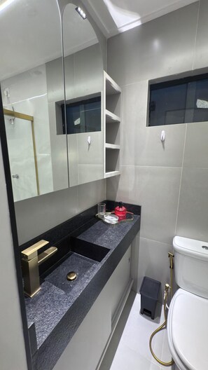 Serviettes fournies, savon, papier toilette