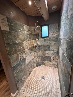 Dusche, Haartrockner, Handtücher, Toilettenpapier