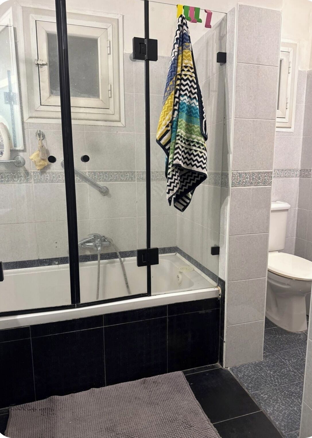 Sèche-cheveux, serviettes fournies, savon, papier toilette