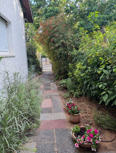 Charming 3-bedroom cottage near the beach - a perfect and central location