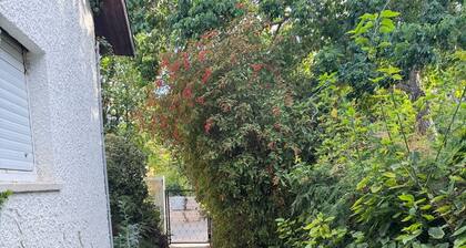 Charming 3-bedroom cottage near the beach - a perfect and central location