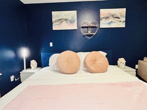 2 عدّة غرف نوم وخزنة داخل الغرفة ومكتب ومكواة/لوح كي