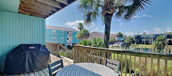 โคโคนัทส์ บีช เฮาส์