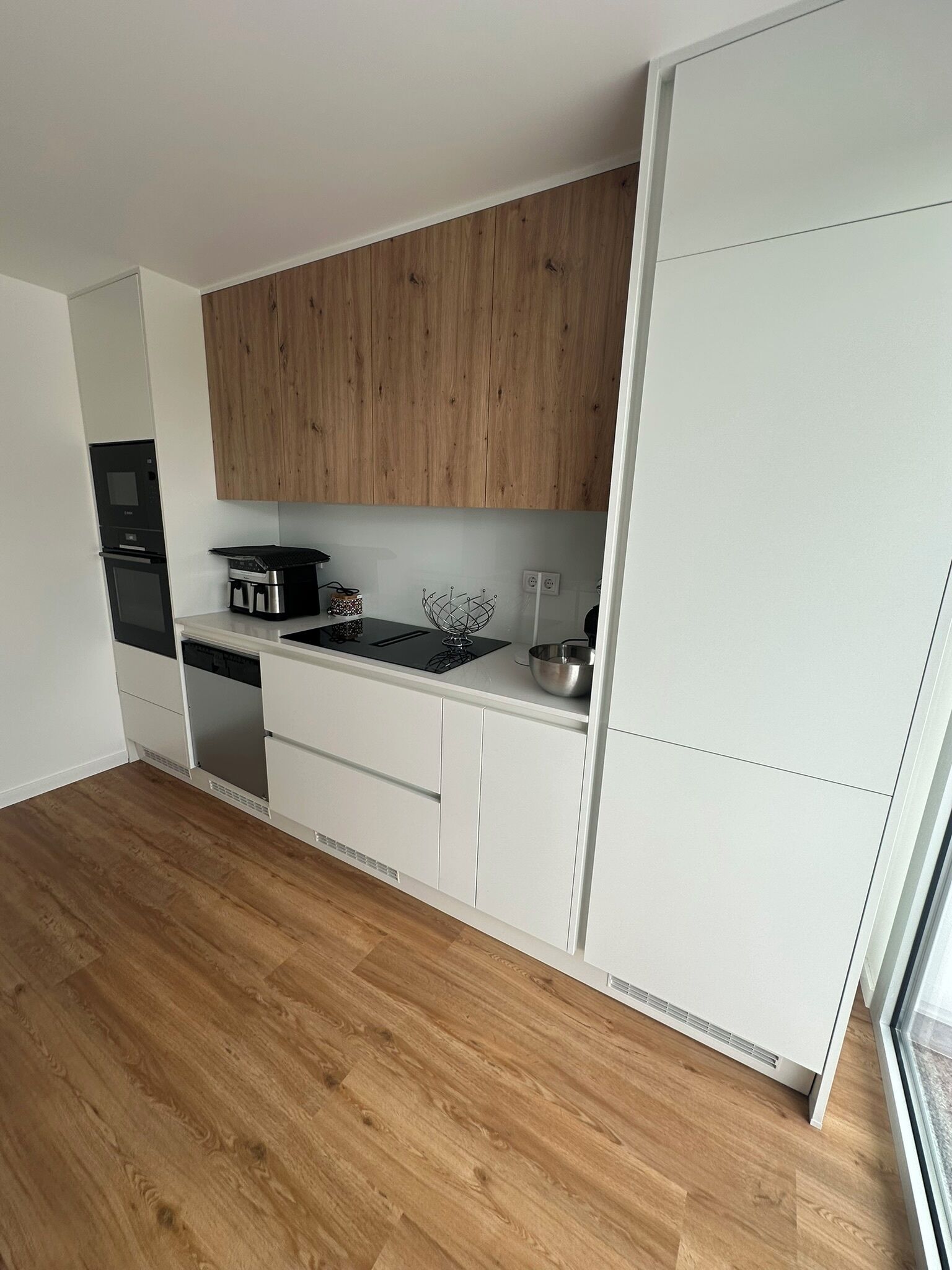 Een koelkast, een magnetron, een oven, een kookplaat