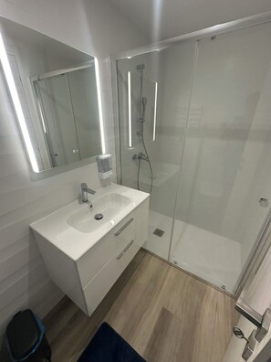 Dusche, Haartrockner, Bidet, Handtücher