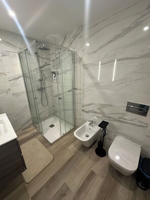 Shower, hair dryer, bidet, towels - 2-bedr. apartment in condominium with pool! (Pombal)