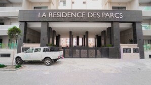A building with the sign "LA RESIDENCE DES PARCS". - Rd Parcs Appartement Neuf aux Jardins De Carthage (Tunis)