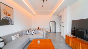 A modern living room with a sofa, coffee table, and a TV. - Rd Parcs Appartement Neuf aux Jardins De Carthage (Tunis)