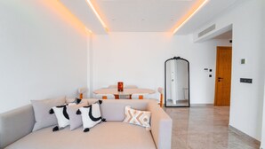 A modern living room with a sofa, a round table, and a mirror. - Rd Parcs Appartement Neuf aux Jardins De Carthage (Tunis)