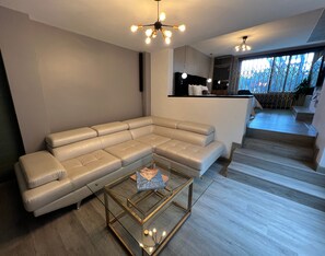 Deluxe Apartment | Living area