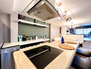 Deluxe Apartment | Private kitchen | Stovetop