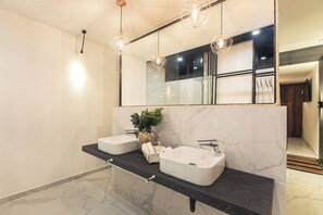 Comfort-Apartment | Badezimmer | Handtücher, Seife, Shampoo, Toilettenpapier