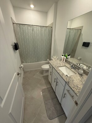 Séchoir à cheveux, serviettes fournies, savon, papier de toilette