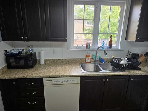 Charming 3 bedroom apartment close to Pearson Airport and all amenities
