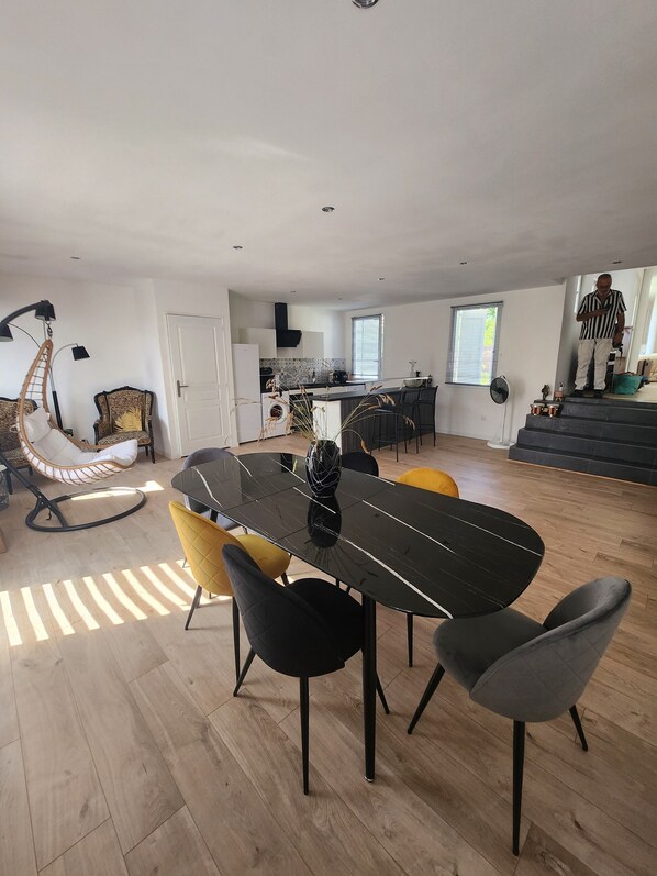 Dining - House in the village of MEREUIL in the Hautes Alpes, ideal for families. (Méreuil)