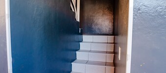 配有Wi-Fi的公寓，距离机场几米远