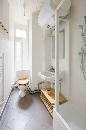 Séchoir à cheveux, serviettes fournies