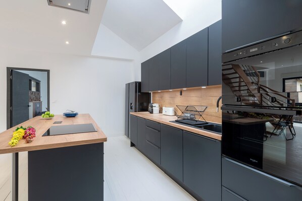 Réfrigérateur, micro-ondes, four, lave-vaisselle