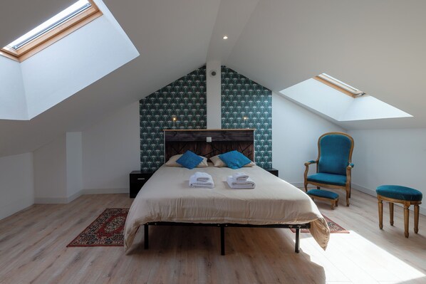 4 bedrooms, iron/ironing board, WiFi, bed sheets