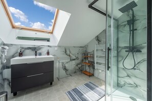 Shower, hair dryer, towels