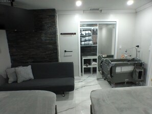 4 bedrooms, in-room safe, desk, iron/ironing board