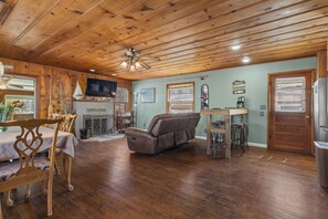 Interior - AMAZING property! Beautiful views of Bull Shoals Lake with on site amenities! 2bed/2bath cabin. (Diamond City)