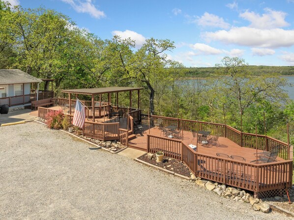 Outdoor dining - AMAZING property! Beautiful views of Bull Shoals Lake with on site amenities! 2bed/2bath cabin. (Diamond City)